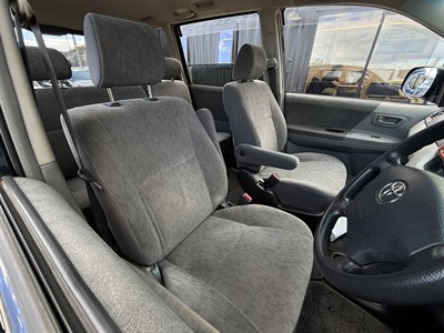 2004 Toyota Noah - Thumbnail