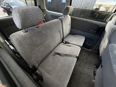 2004 Toyota Noah - Thumbnail