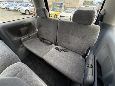 2004 Toyota Noah - Thumbnail