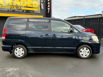 2004 Toyota Noah - Thumbnail