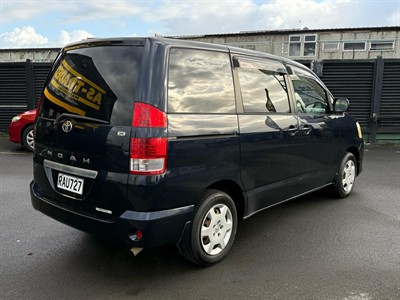 2004 Toyota Noah - Thumbnail