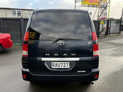 2004 Toyota Noah - Thumbnail