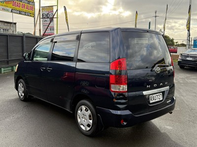 2004 Toyota Noah - Thumbnail