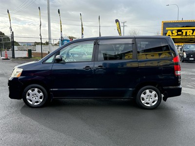2004 Toyota Noah - Thumbnail