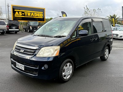 2004 Toyota Noah - Thumbnail