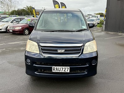 2004 Toyota Noah - Thumbnail