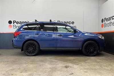 2017 Nissan Pathfinder - Thumbnail