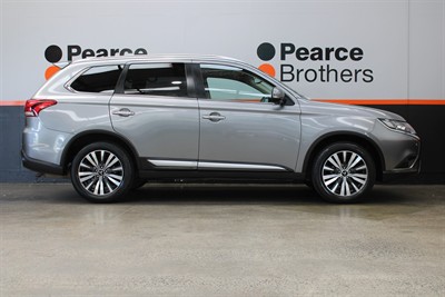 2021 Mitsubishi Outlander - Thumbnail