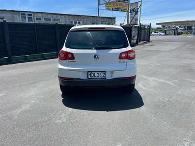 2011 Volkswagen TIGUAN - Thumbnail
