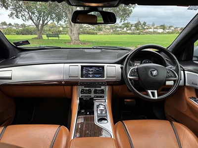 2017 Jaguar XF - Thumbnail