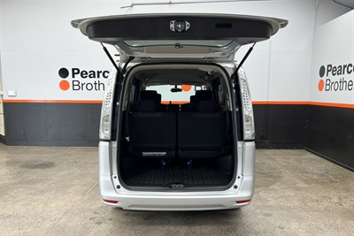 2013 Nissan Serena - Thumbnail