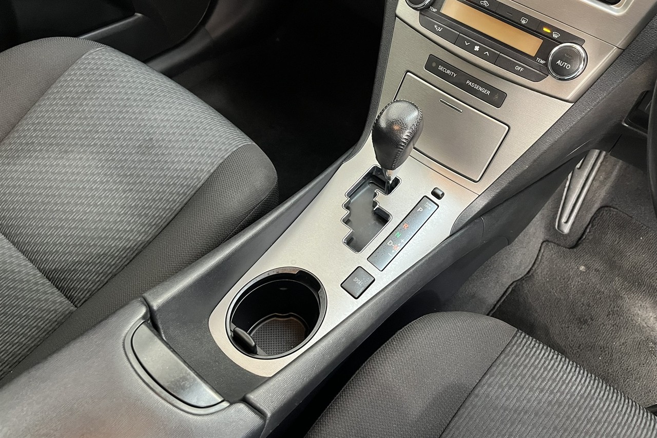 2012 Toyota AVENSIS