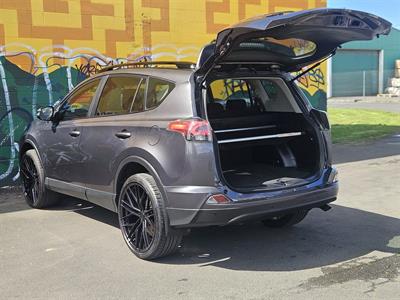 2017 Toyota RAV4 - Thumbnail