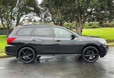 2017 Nissan Pathfinder - Thumbnail
