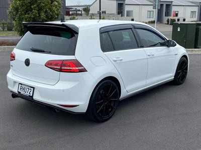 2016 Volkswagen Golf - Thumbnail