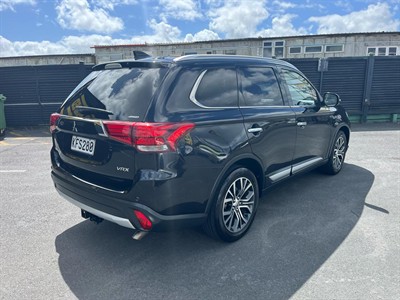 2016 Mitsubishi Outlander - Thumbnail