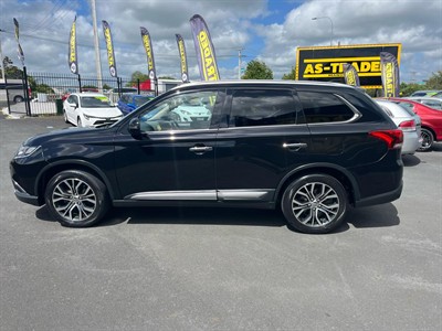 2016 Mitsubishi Outlander - Thumbnail