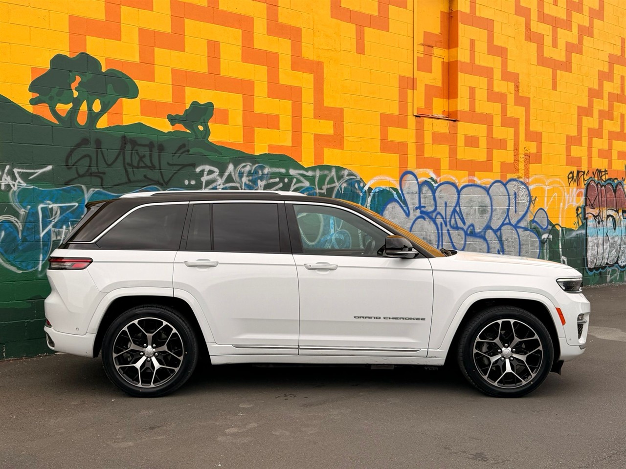 2023 Jeep GRAND CHEROKEE
