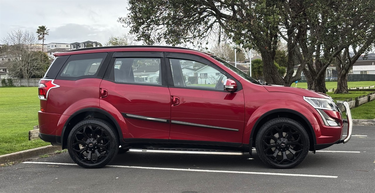 2022 Mahindra XUV500