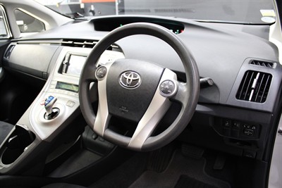 2015 Toyota PRIUS - Thumbnail
