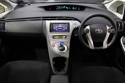 2015 Toyota PRIUS - Thumbnail
