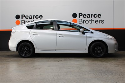 2015 Toyota PRIUS - Thumbnail