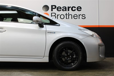 2015 Toyota PRIUS - Thumbnail