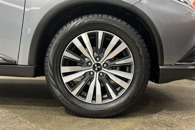 2022 Mitsubishi Outlander - Thumbnail