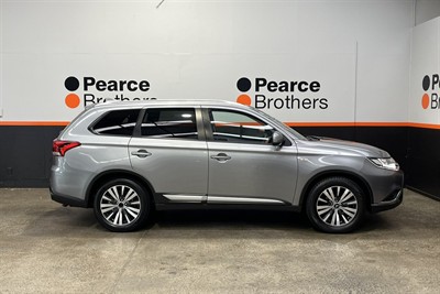2022 Mitsubishi Outlander - Thumbnail