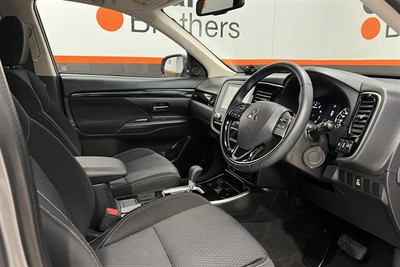 2022 Mitsubishi Outlander - Thumbnail