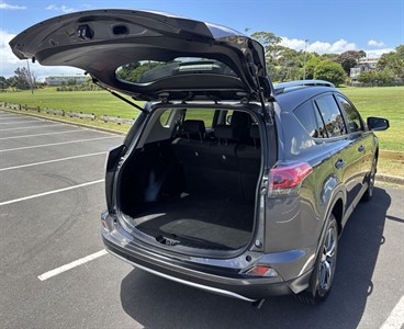 2018 Toyota RAV4 - Thumbnail