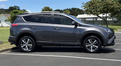 2018 Toyota RAV4 - Thumbnail