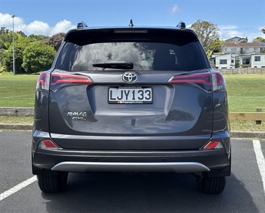 2018 Toyota RAV4 - Thumbnail