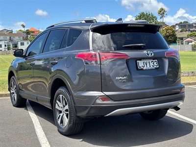 2018 Toyota RAV4 - Thumbnail