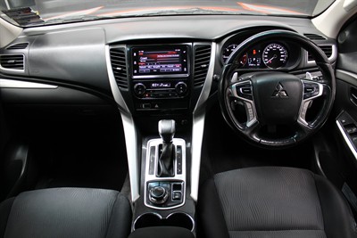 2016 Mitsubishi Pajero Sport - Thumbnail