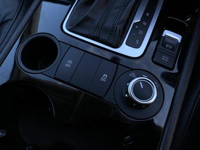 2011 Volkswagen Touareg - Thumbnail