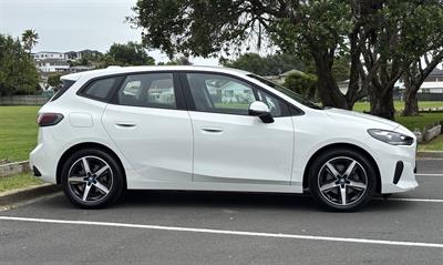 2023 BMW 225e - Thumbnail