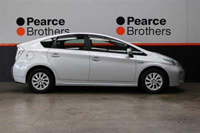 2014 Toyota PRIUS - Thumbnail