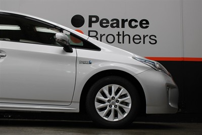 2014 Toyota PRIUS - Thumbnail