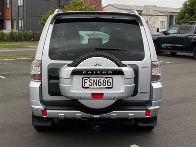 2011 Mitsubishi Pajero - Thumbnail