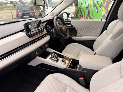 2023 Mitsubishi Outlander - Thumbnail