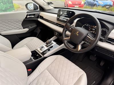 2023 Mitsubishi Outlander - Thumbnail