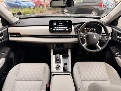 2023 Mitsubishi Outlander - Thumbnail