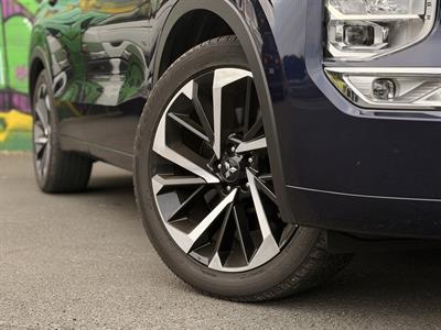 2023 Mitsubishi Outlander - Thumbnail