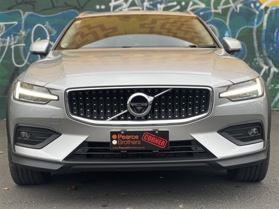 2022 Volvo V60 - Thumbnail