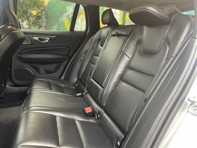 2022 Volvo V60 - Thumbnail