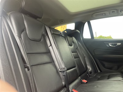 2022 Volvo V60 - Thumbnail