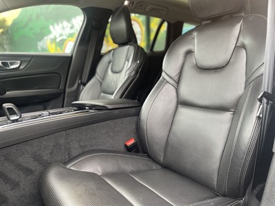 2022 Volvo V60 - Thumbnail