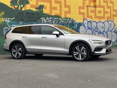 2022 Volvo V60 - Thumbnail