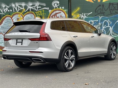 2022 Volvo V60 - Thumbnail